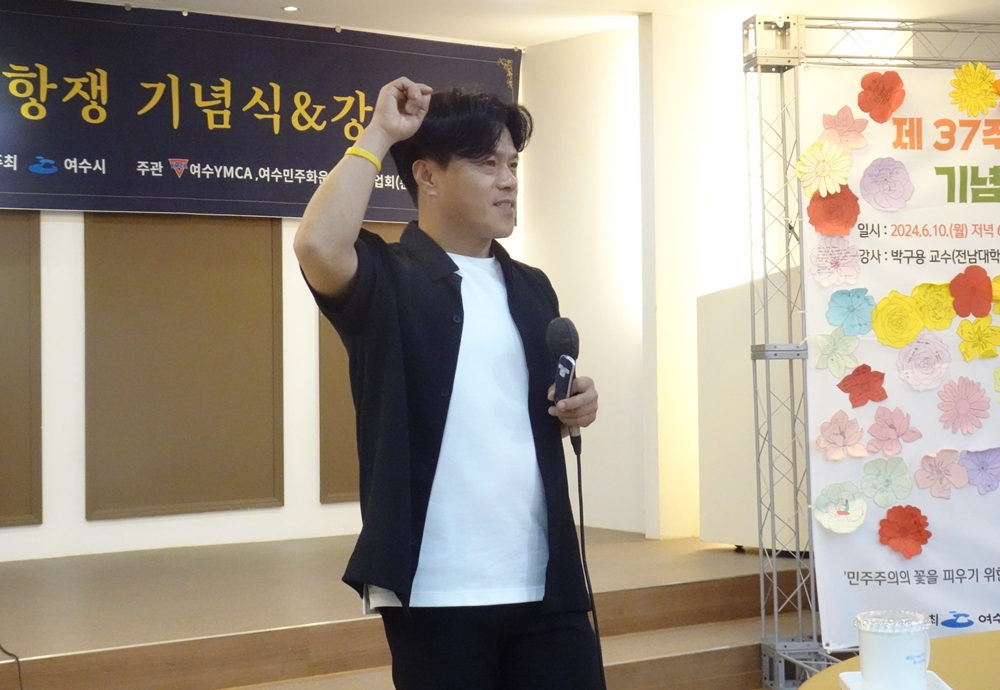 ▲ 전남대학교 철학과 박구용 교수가 ‘권력과 폭력 사이에서 민주주의’를 주제로 강연에 나섰다.