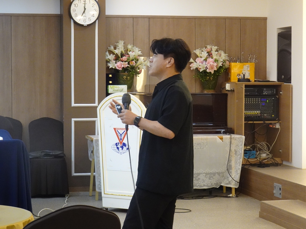 ▲ 박구용 교수는 강의에서  '누군가 혼자 말을 독점한다면 그가 폭군'이라고 설명했다.