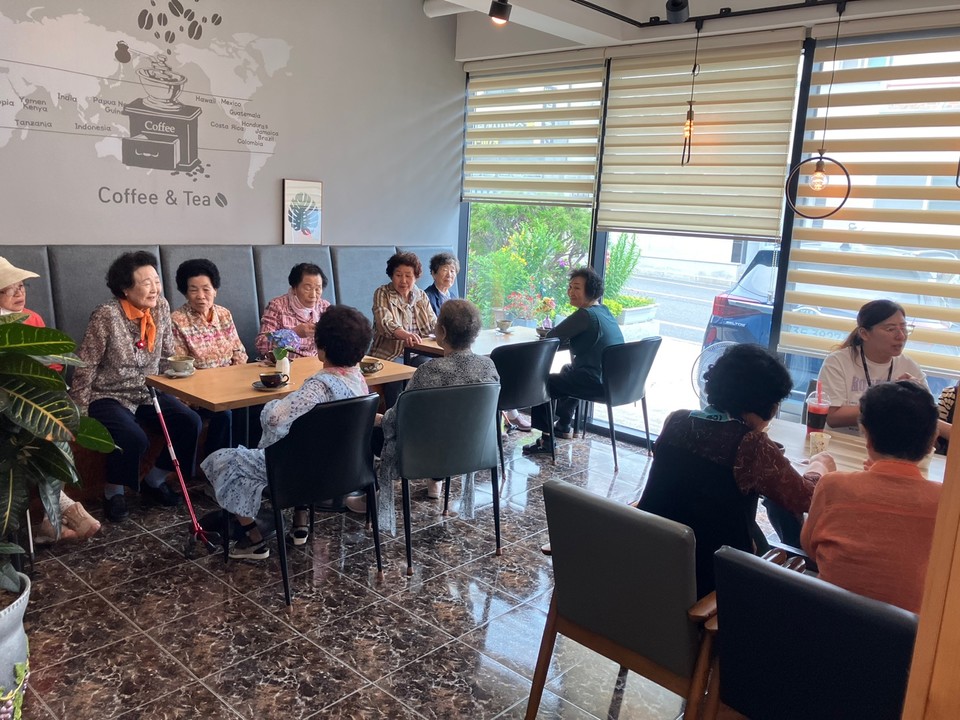 ▲식사 후 근처 찻집에서 대추차를 마시고 있는 모습 ⓒ쌍봉복지관