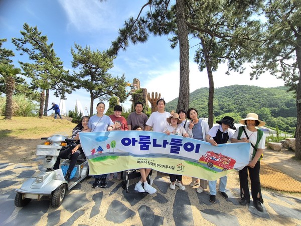 ▲금오관광(대표 김영주)와 여수예술랜드(대표 박미숙)의 후원으로 여수시장애인단기거주시설(원장 정윤정) 이용하는 장애인들에게 특별한 경험을 제공했다. ⓒ여수시장애인단기거주시설