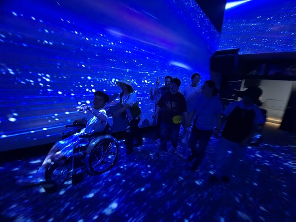 ▲ 여수시장애인단기거주시설 이용 장애인이 여수예술랜드 미디어아트를 지나가고 있다.  ⓒ여수시장애인단기거주시설