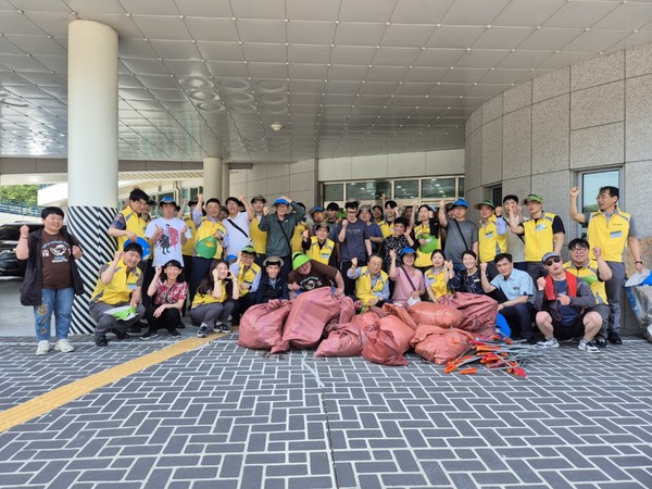 ▲여수시장애인종합복지관과 금호석유화학 공감행사 단체사진