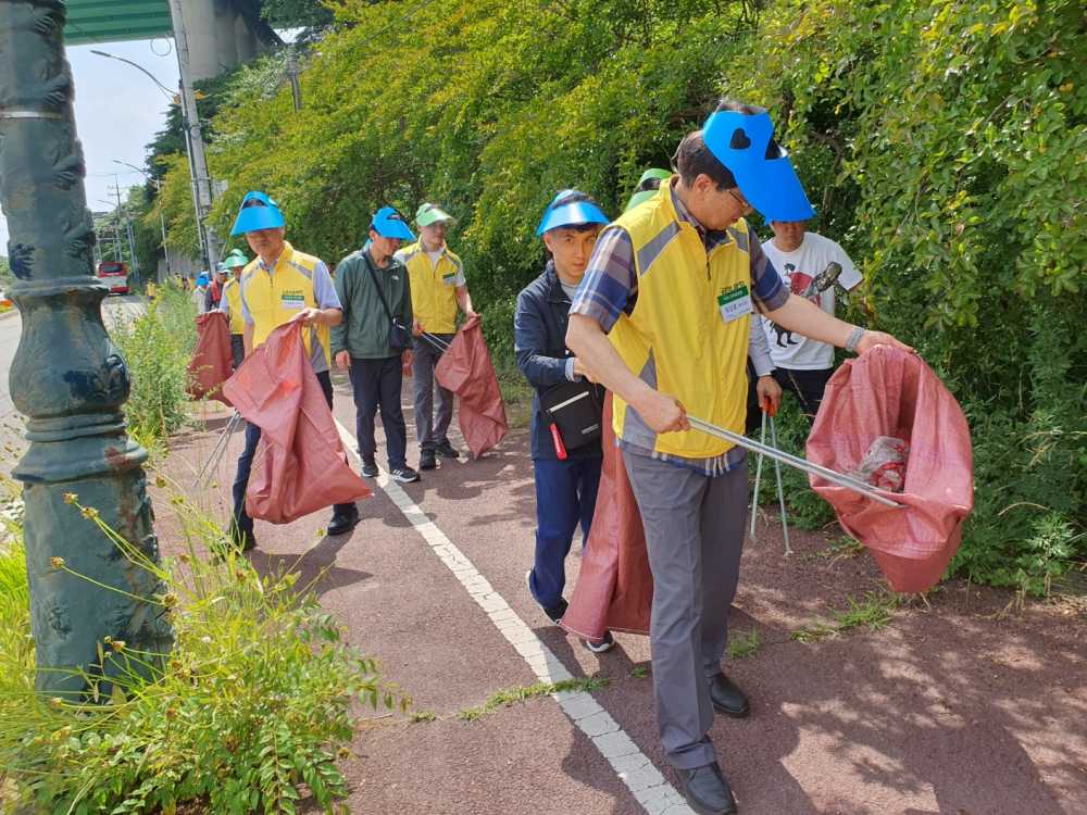 ▲  봉화산산림욕장 전용주차장 주변에서 플로깅 활동을 하고 있다.