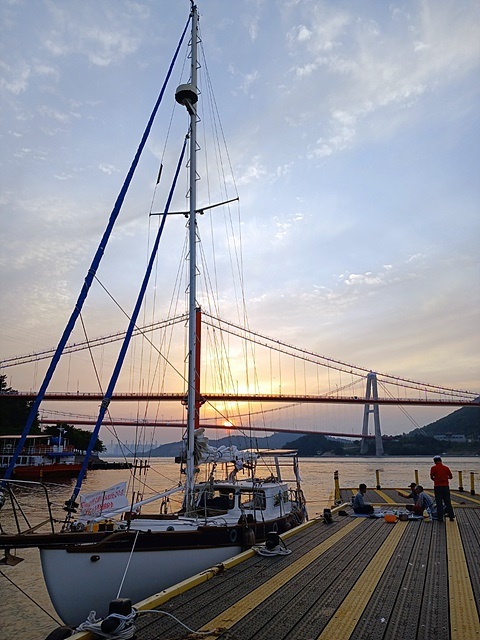 ▲  남해대교 아래 정박한 율리안나호 모습ⓒ 오문수