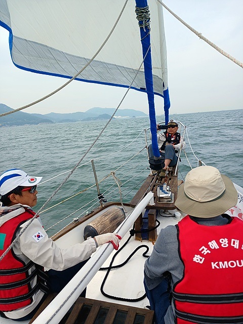 ▲  항해 중에 뱃머리에서 담소 중인 대원들 모습ⓒ 오문수