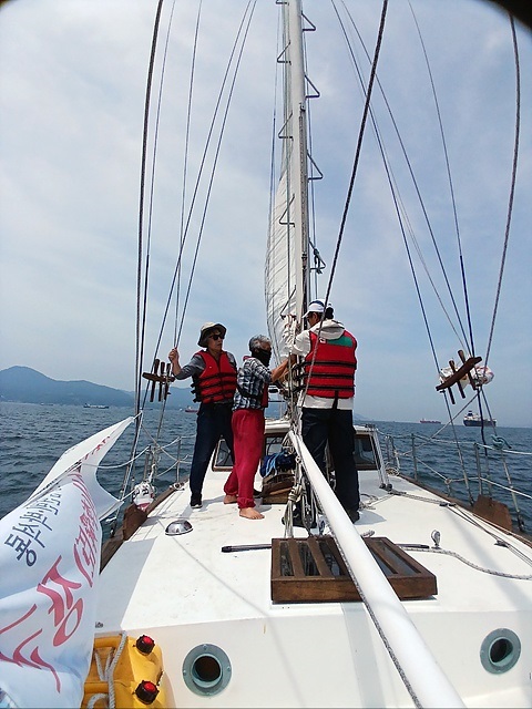 ▲ 율리안나호가 여수 신항을 벗어나 큰바다로 나가자 메인세일을 올리기 위해 작업하고 있는 대원들 모습ⓒ 오문수