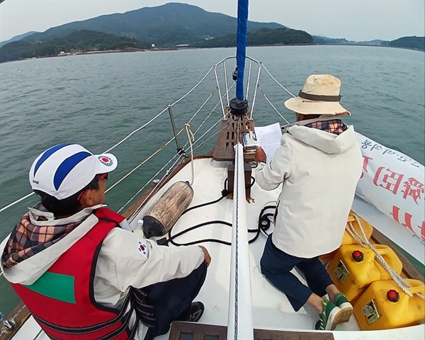 ▲ 이순신 장군이 전사한 관음포 앞바다에서 무릎 꿇고 고유문을 낭독하는 조원옥 선장 모습ⓒ 오문수