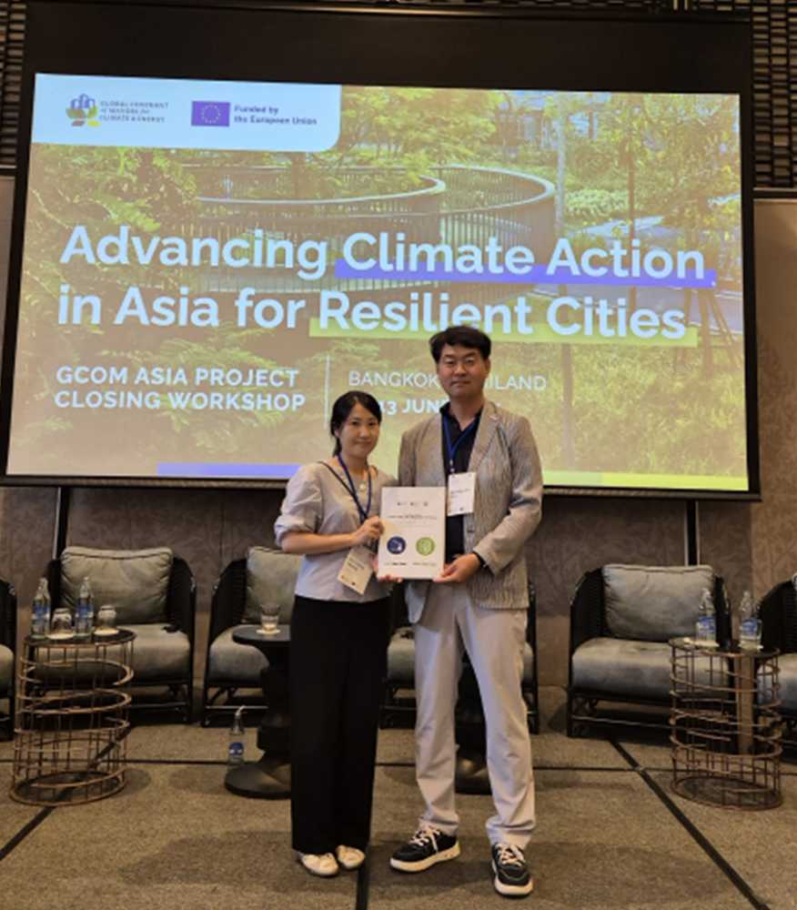 ▲ 왼쪽부터 여수시 기후생태과 COP33유치팀 홍예랑 주무관, 한성진 팀장