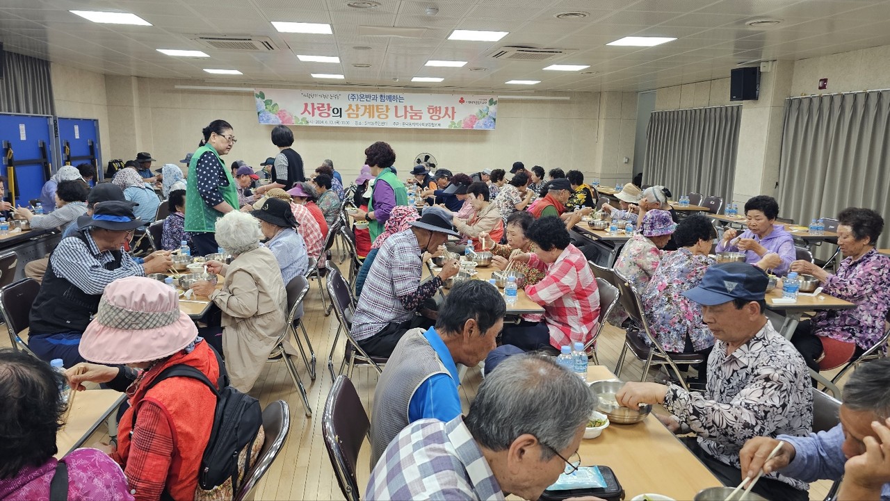 ▲ 주식회사 온반도시락이 어르신 삼계탕 나눔봉사를 펼쳤다.