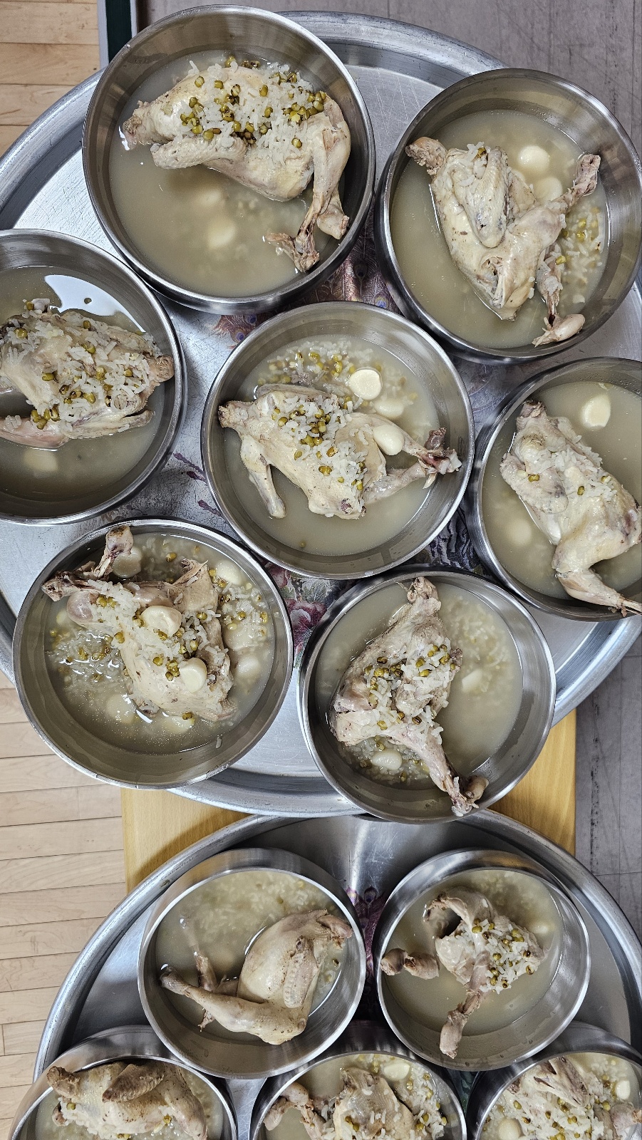 ▲ 어르신에게 대접한 삼계탕