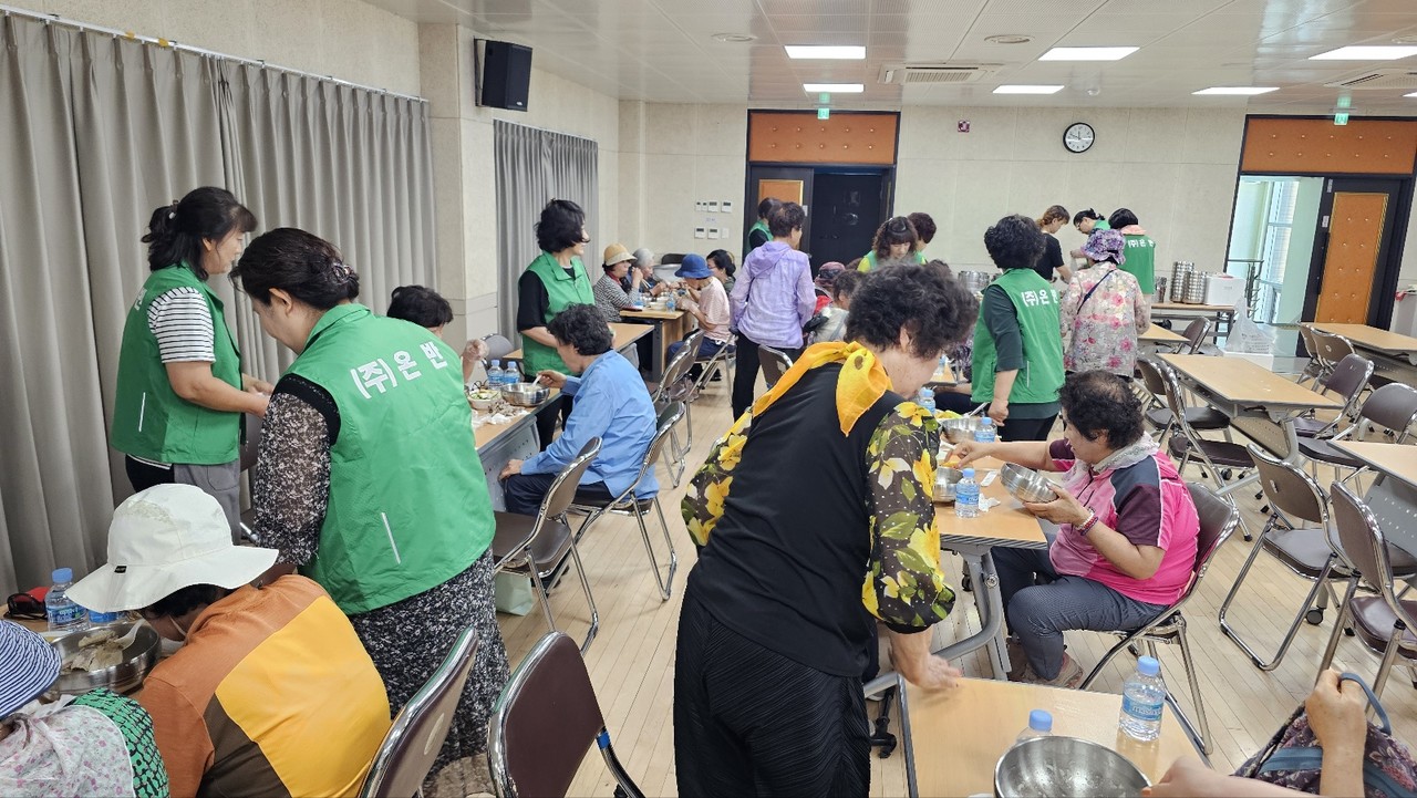 ▲ 삼계탕 나눔봉사 현장