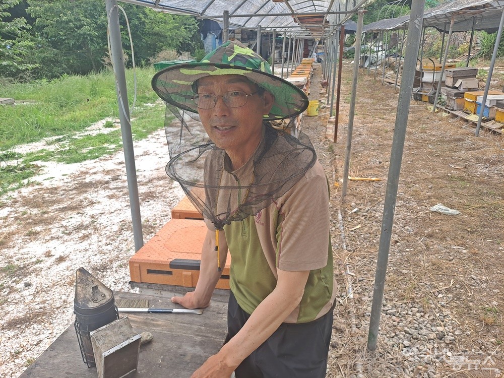 ▲여수 만성리 천성산에서 26년째 벌을 키우고 있는 양봉업자 조요한씨다.  ⓒ조찬현