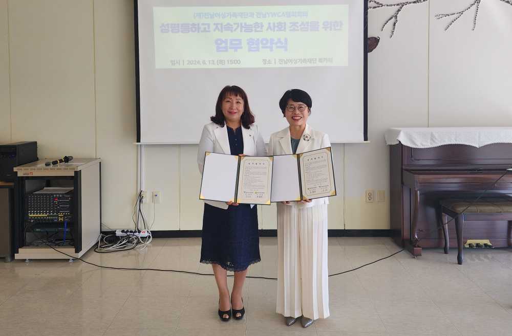 ▲  장삼희 회장과 성혜란 원장이 업무협약 후 기념사진을 찍고 있다.