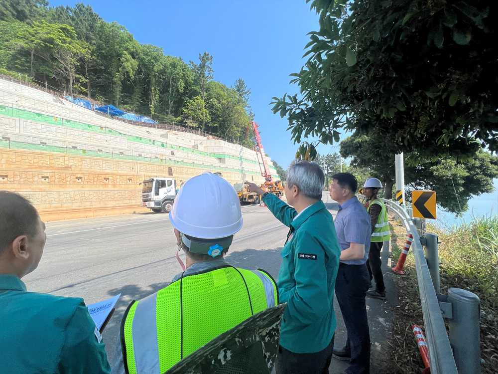 ▲ 김병완 행정안전국장이 돌산읍 임포 사면복구 현장을 둘러보고 있다.