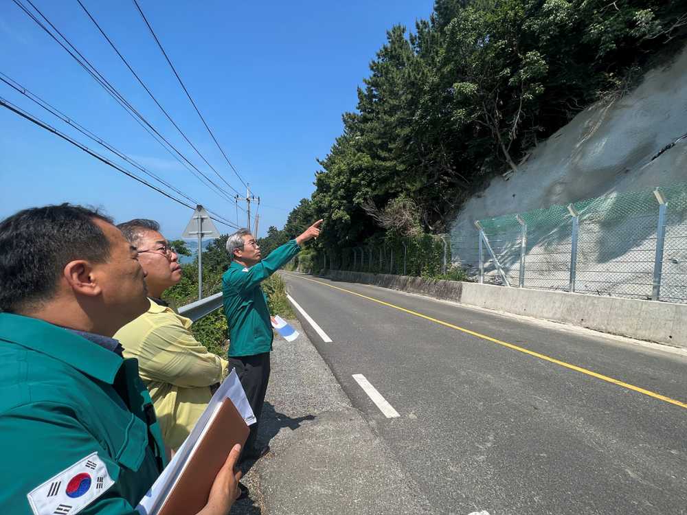 ▲김병완 행정안전국장이 정비 완료된 돌산지구 급경사지 현장을 둘러보고 있다. 