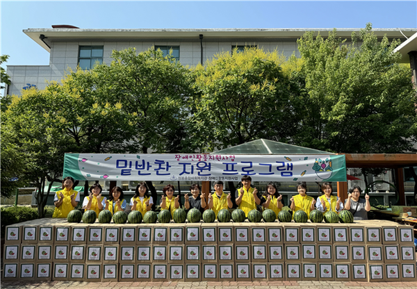 ▲쌍봉종합사회복지관 직원들과 활동지원사 단체사진 ⓒ강은이