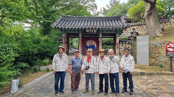 ▲  이순신 장군 해전 현장 답사에 나선 율리안나호 대원들이 이순신 장군의 가묘가 있는 남해 충렬사를 돌아보고 기념촬영했다.ⓒ 오문수