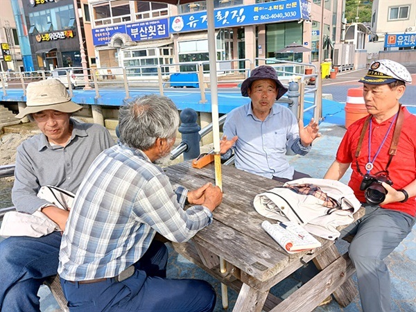 ▲  저녁식사를 마친 율리안나호 대원들이 노량 주민인 류명식씨와 대화를 나누고 있다. "요즈음 충렬사를 찾는 학생들이 충무공에 대해 잘 모르고 있다"며 안타까워했다.ⓒ 이순신해전 답사