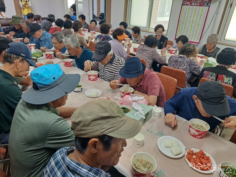 ▲여수 거문도 장촌마을 닭죽 보양식 나눔 행사에는 70세 이상 어르신 50분이 함께했다.  ⓒ조찬현