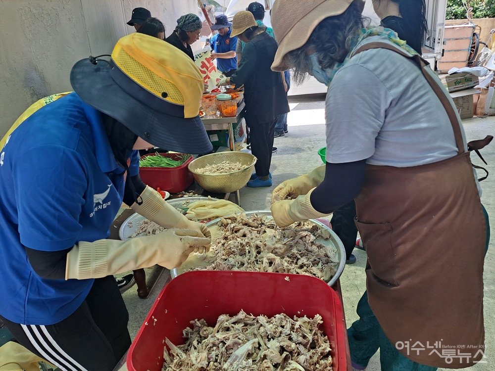 ▲해양환경인명구조단 여수구조대 회원과 여수시청 사회복지 담당자, 국민건강보험공단 여수지사, 여수시 지역사회보장협의체 회원들이 보양식 닭죽 준비를 하고 있다.  ⓒ조찬현