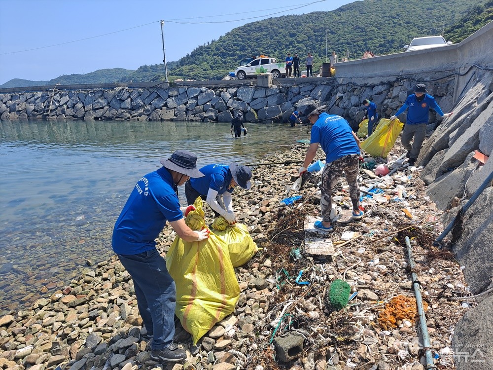 ▲해양환경인명구조단 여수구조대 회원들이 거문도 장촌마을 해안에서 쓰레기를 수거하고 있다. ⓒ조찬현