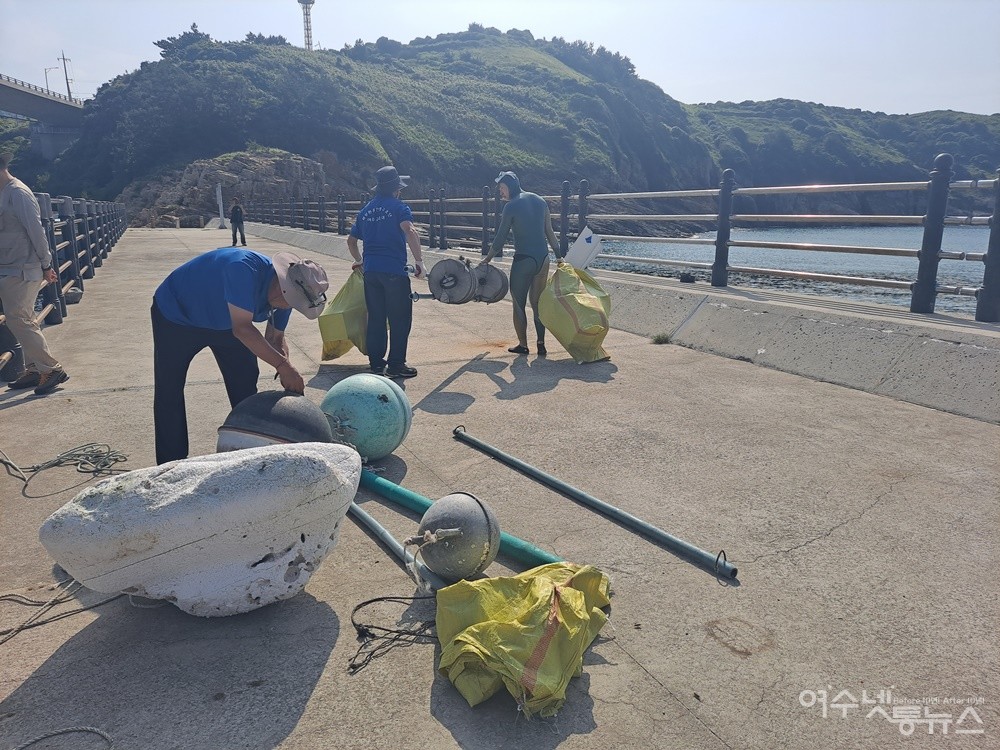 ▲해양환경인명구조단 여수구조대 회원들이 거문도 동도와 서도를 잇는 다리 부근에서 해양정화 활동을 펼치고 있다.  ⓒ조찬현