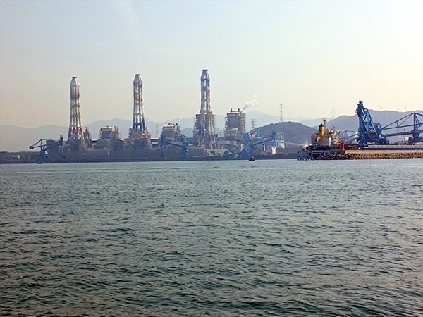 ▲율리안나호를 타고 삼천포화력발전소 인근을 지나던 중 44년전 기억이 상기됐다.ⓒ 오문수