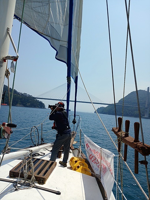 ▲  사량대교 아래를 통과하는 율리안나호 모습ⓒ 오문수