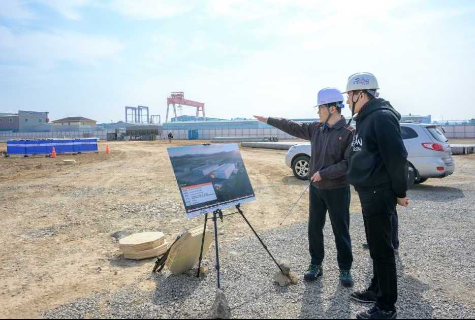 ▲지난 3월 노관규 순천시장이 율촌산단 내 한화에어로스페이스 단 발사대 조립장 건축현장을 방문해 관계자 설명을 듣고 있다..jpg뷰어 배경색 흰색으로 전환