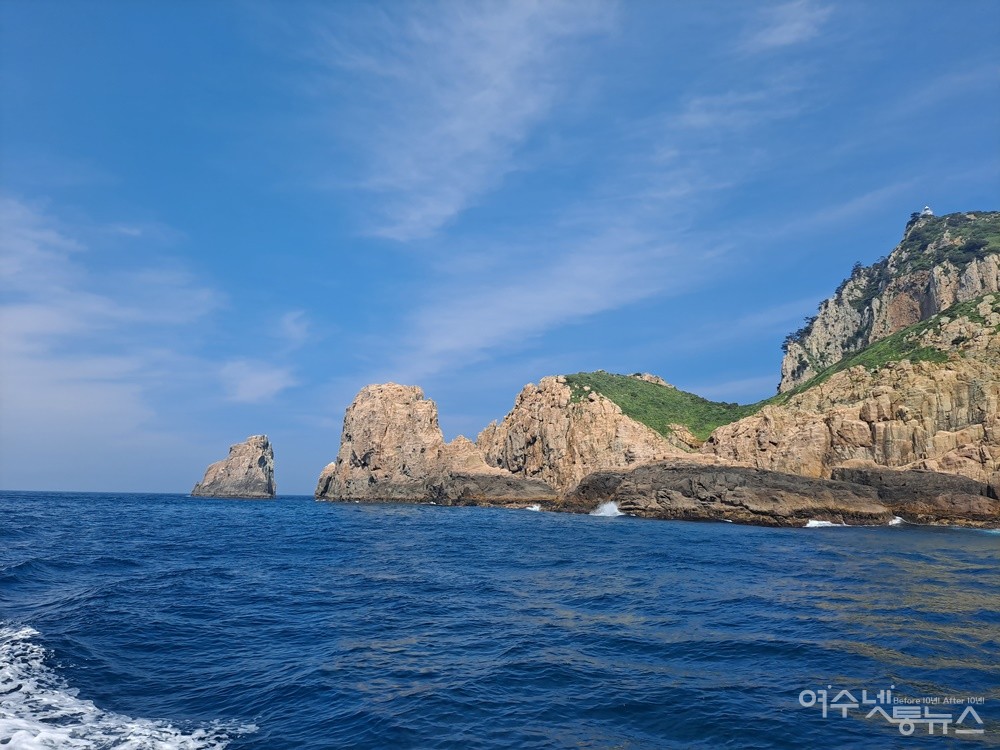 ▲오른쪽에 상백도 등대가 어렴풋이 보인다. 상백도 상륙은 불가하다. ⓒ조찬현