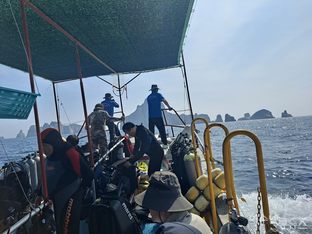 ▲여수 삼산면 거문도 서도에서 한 시간여 달리자 저 멀리 상백도가 모습을 드러냈다. ⓒ조찬현