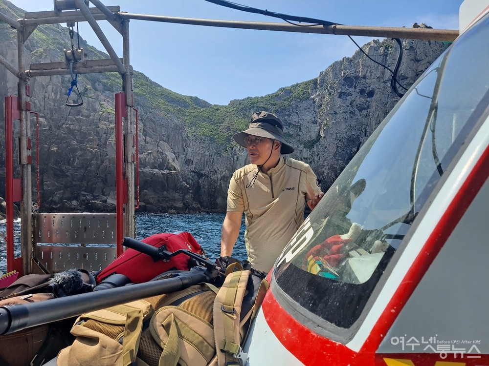 ▲여수 삼산면 거문도 서도에서 한 시간여 달리자 저 멀리 상백도가 모습을 드러냈다.다도해해상국립공원사무소 거문도분소 이경성 거문도 분소장이다. ⓒ조찬현