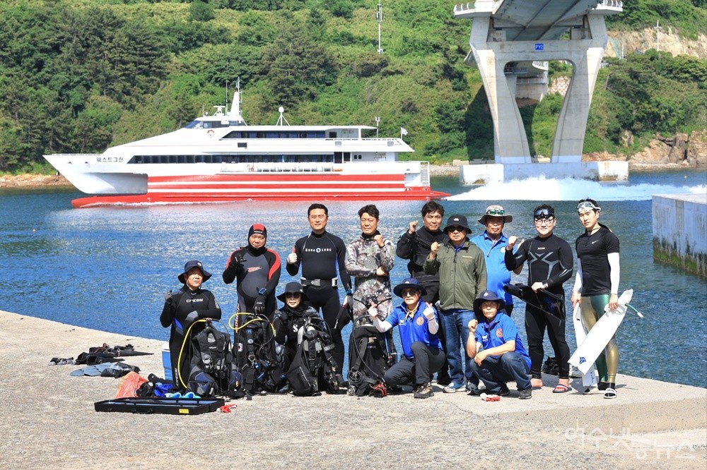 ▲동도와 서도를 잇는 교량 앞에서 기념 촬영을 했다. 뒤는 여수에서 거문도를 오가는 쾌속선 웨스트그린호다. ⓒ허재구