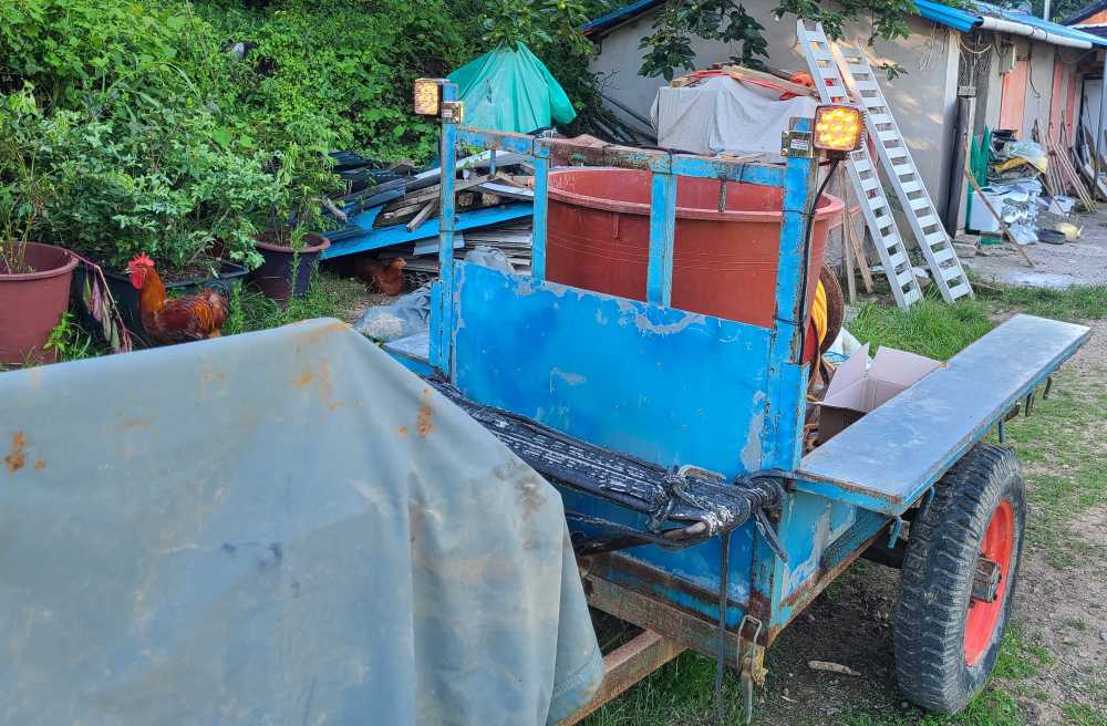 ▲ 방향지시등 부착한 농기계