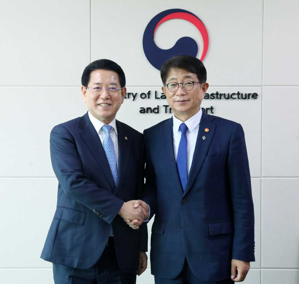 ▲ 김영록 전라남도지사가 17일 정부세종청사에서 박상우 국토교통부 장관을 만나 미래첨단소재 국가산업단지 지정, 호남권 미래 고속도로 조기 확충, 전라선 고속철도 전 노선 신설 방식 추진 등 전남 주요 현안 사업을 건의했다.