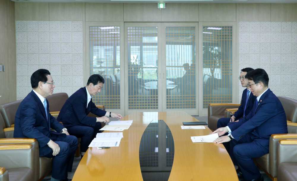 ▲ 김영록 전라남도지사가 17일 정부세종청사에서 박상우 국토교통부 장관을 만나 미래첨단소재 국가산업단지 지정, 호남권 미래 고속도로 조기 확충, 전라선 고속철도 전 노선 신설 방식 추진 등 전남 주요 현안 사업을 건의했다.