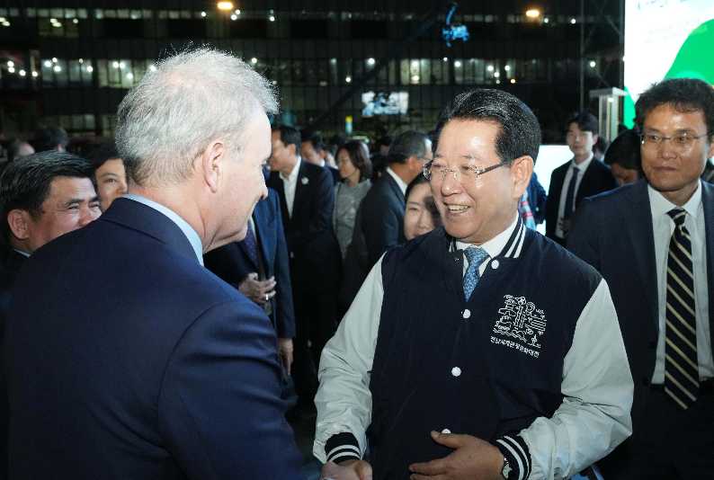 ▲ 김영록 전라남도지사가 17일 서울 광화문에서 열린 ‘2024~2026 전남세계관광문화대전 선포식’에서 참석자들과 인사를 나누고 있다.