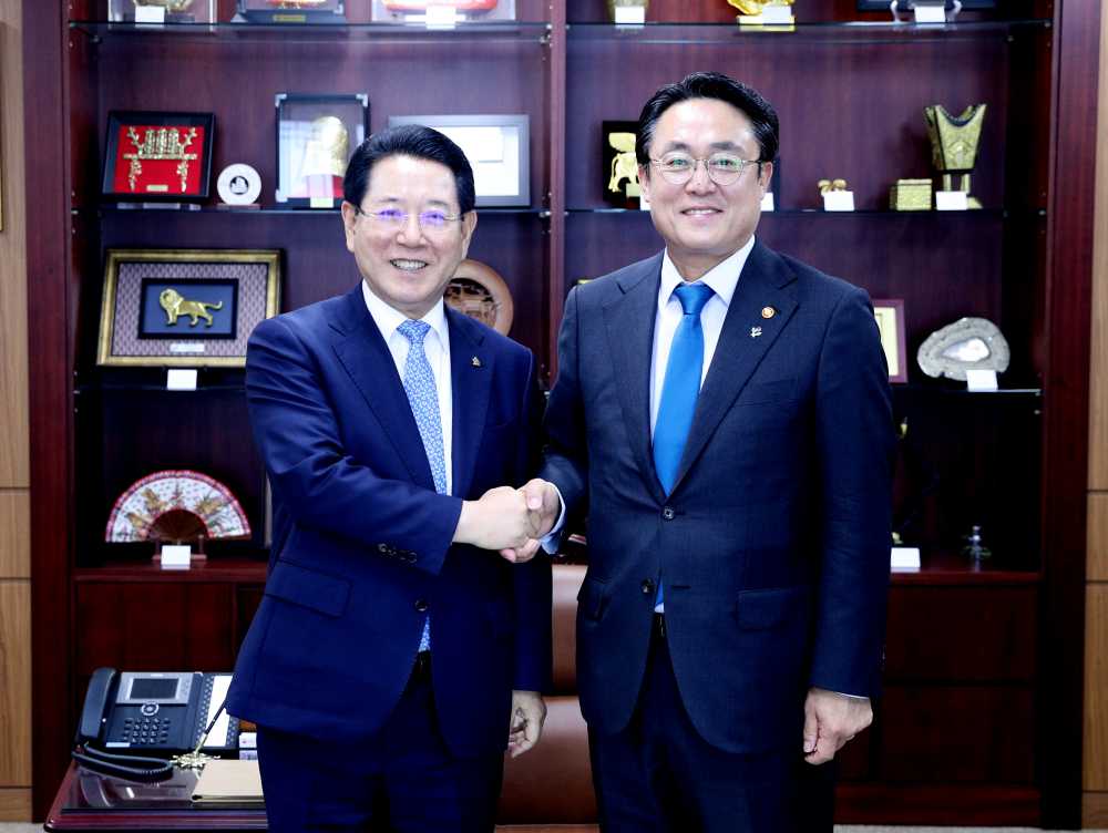 ▲ 김영록 전라남도지사가 17일 정부세종청사에서 강도형 해양수산부 장관을 만나 김 양식어장 확대 개발, 국립 김산업 진흥원 및 물류단지 조성 등 전남 주요 현안 사업에 대해 건의했다.