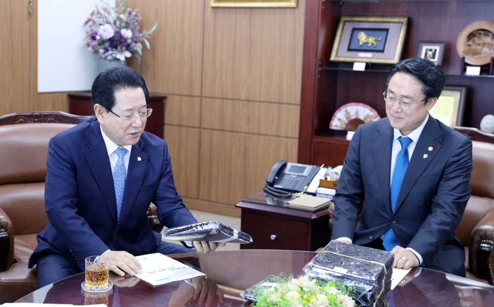 ▲김영록 전라남도지사가 17일 정부세종청사에서 강도형 해양수산부 장관을 만나 김 양식어장 확대 개발, 국립 김산업 진흥원 및 물류단지 조성 등 전남 주요 현안 사업에 대해 건의했다.
