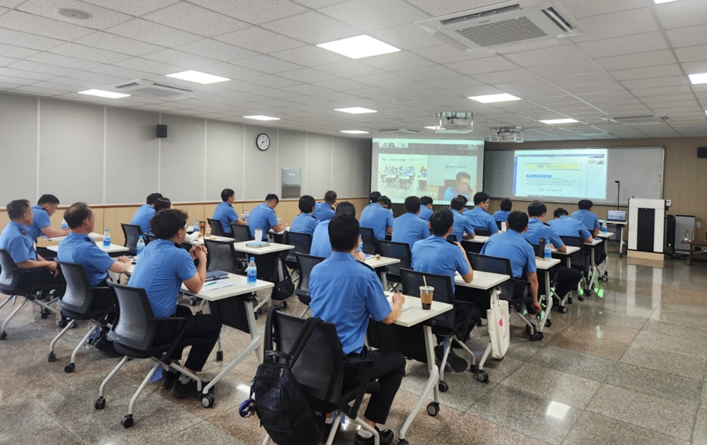 ▲ 초급간부 40명이 융합교육을 듣고 있다.