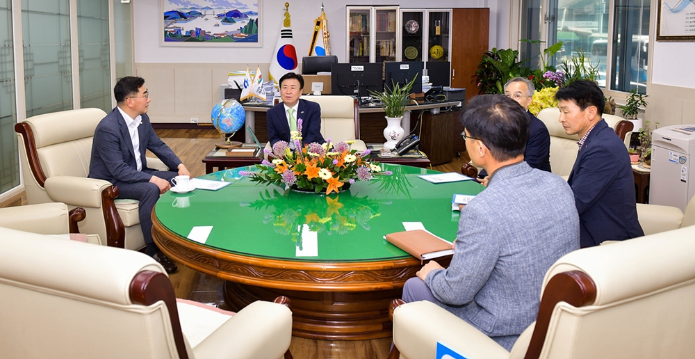 ▲ 정기명 시장과 이병운 순천대학교 총장이 전남동부권 의대 신설과 대학병원 여수유치를 위해 대승적 차원에서 공동협력하기로 약속했다.