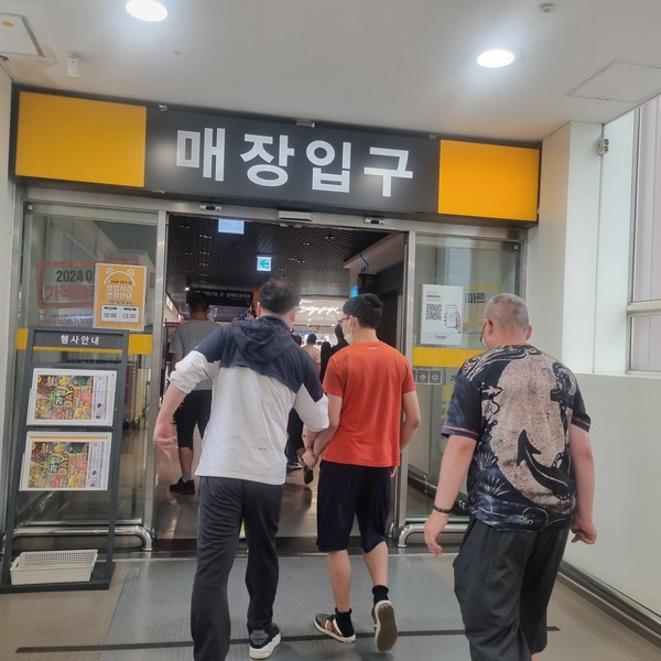 ▲여수  오림동 이마트 매장 입구로  들어가고있는 이용인들 ⓒ 김연우