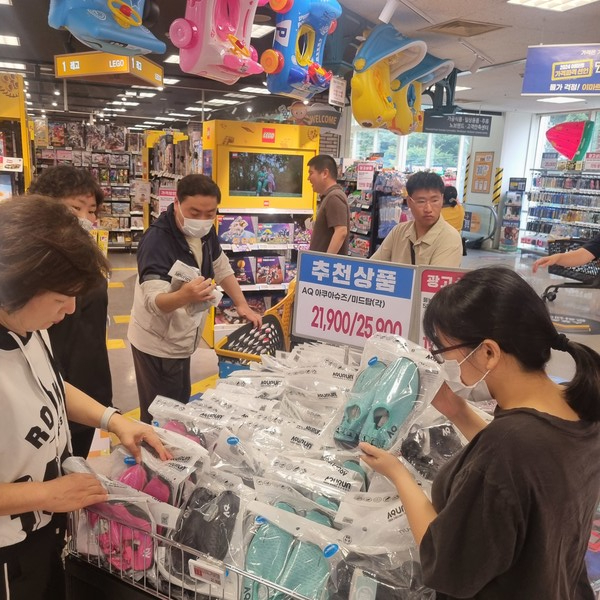 ▲  여름 계곡물놀이 나들이  때 신을  아쿠아슈즈를 고르고  있다.ⓒ 김연우