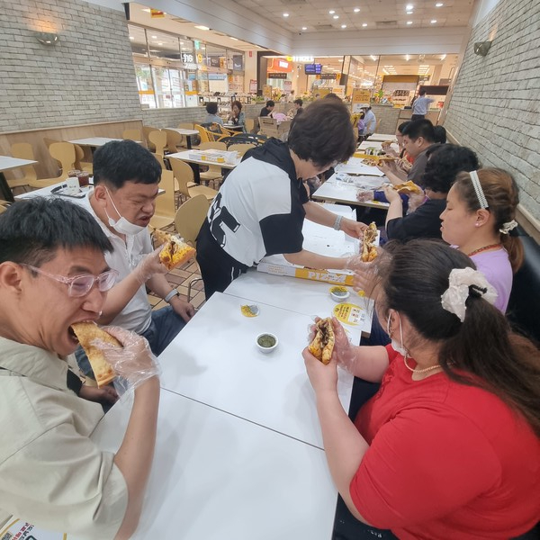 ▲쇼핑 후  따끈 따끈한 피자 간식을  맛있게 먹었다. ⓒ김연우