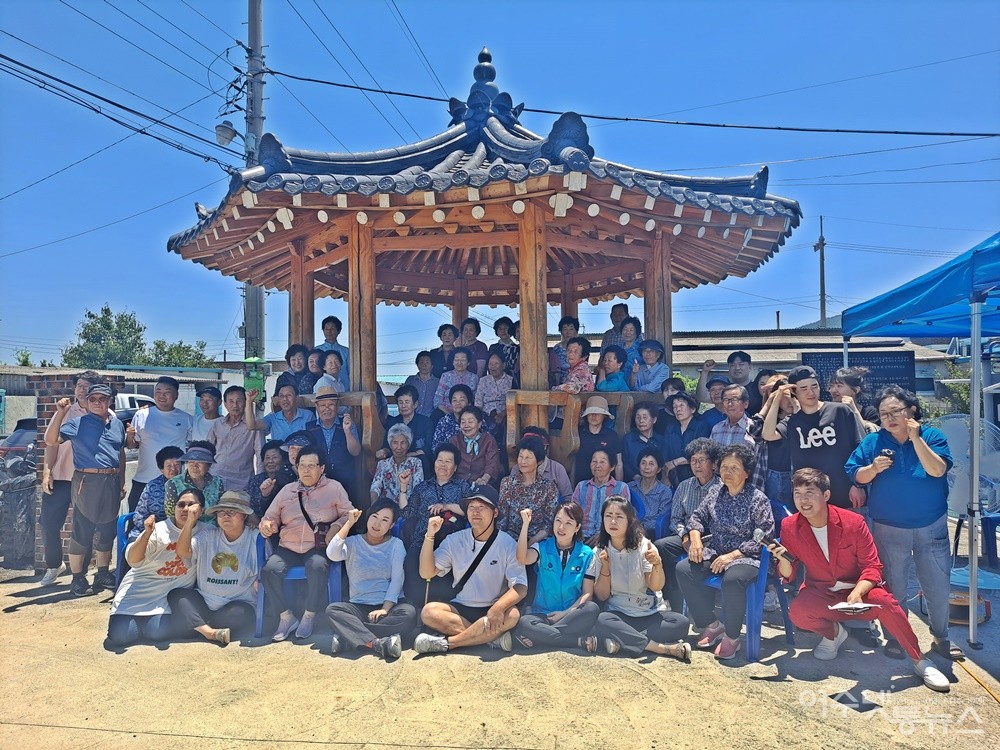 ▲구암마을 어르신과 우산클럽 회원들이 기념 촬영을 하고 있다. ⓒ조찬현