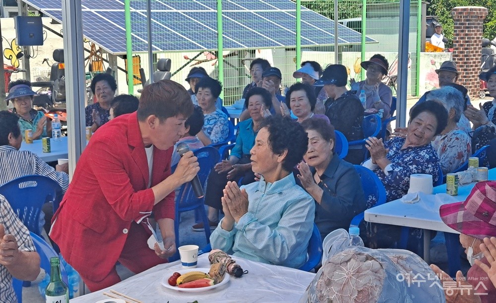 ▲사회를 맡은 가수 황철호다. 싱글 앨범 ‘흩날리는 사랑’으로 데뷔한 황철호 가수와 고흥 송가인으로 알려진 최나리 가수의 열창에 어르신들은 열광했다. ⓒ조찬현