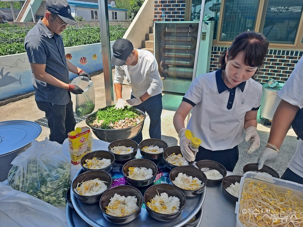 ▲우산클럽 회원들이 어르신에게 대접할 국밥을 준비하고 있다.  ⓒ조찬현
