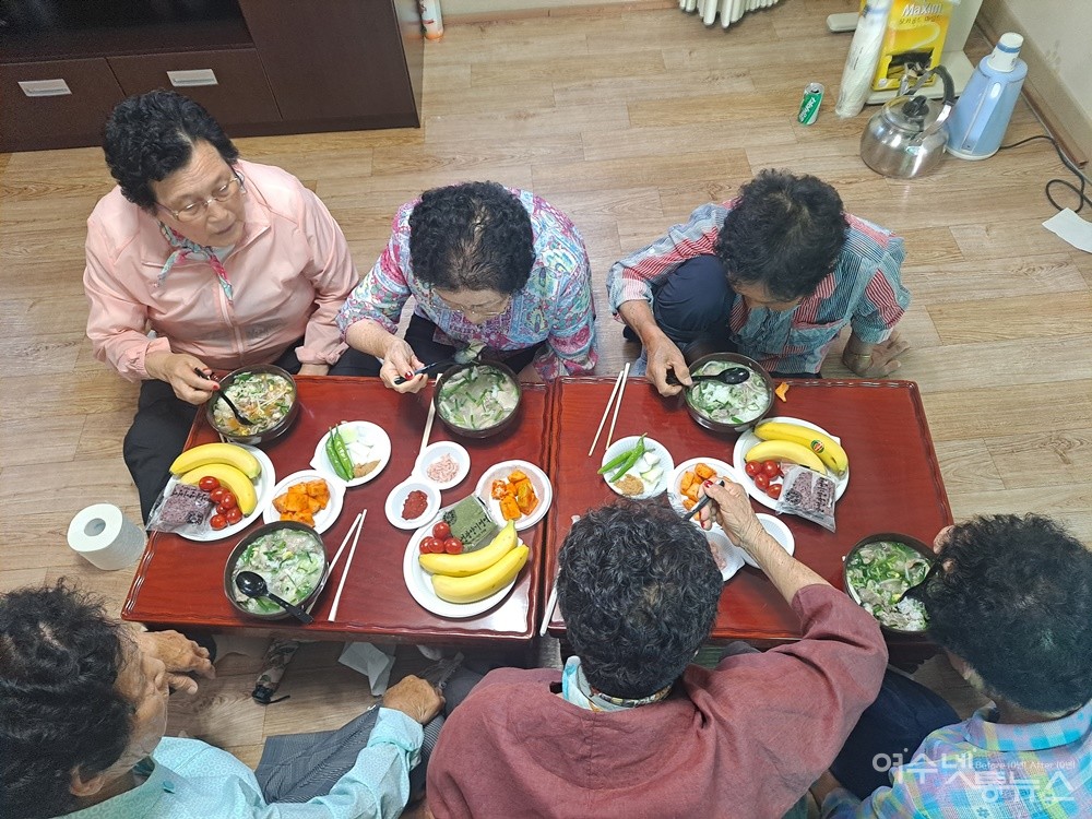 ▲구암마을 어르신들이 국밥을 맛있게 먹고 있다. ⓒ조찬현