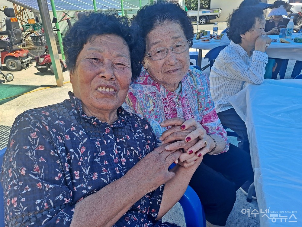 ▲10년 만에 마을을 찾았다는 한 어르신이 지인을 만나 기쁨의 정을 나누고 있다. ⓒ조찬현
