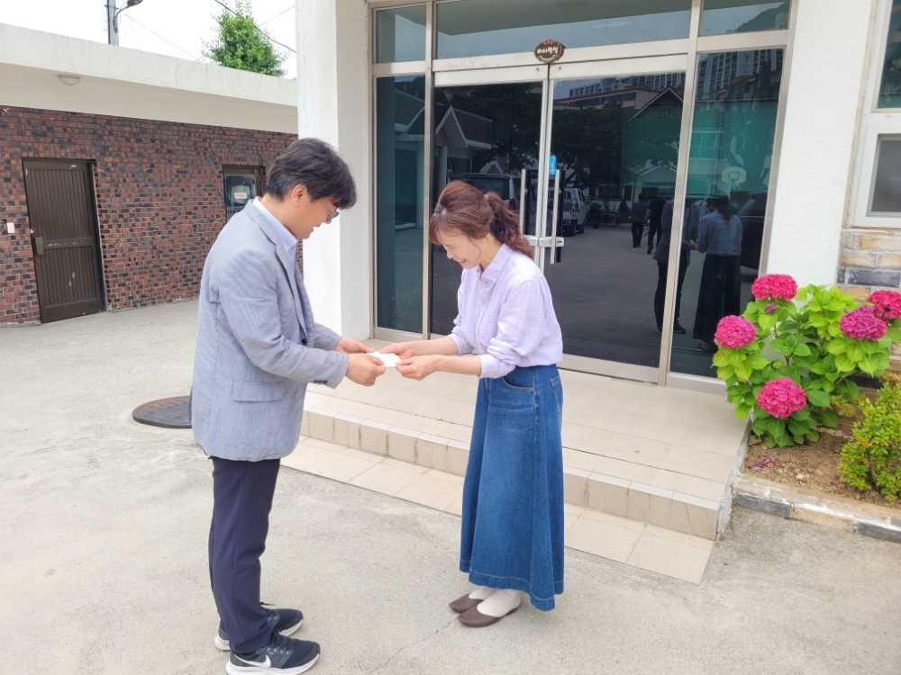 ▲여수지방해양수산청이 여수 아이꿈터에 위문금을 전달하고 있다.